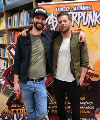 Komiks Afterpunk podepsaný od těhle dvou sympaťáků najdete pouze na icecolours.com 🧟‍♀️ @jonasledecky @suchanek_art...
